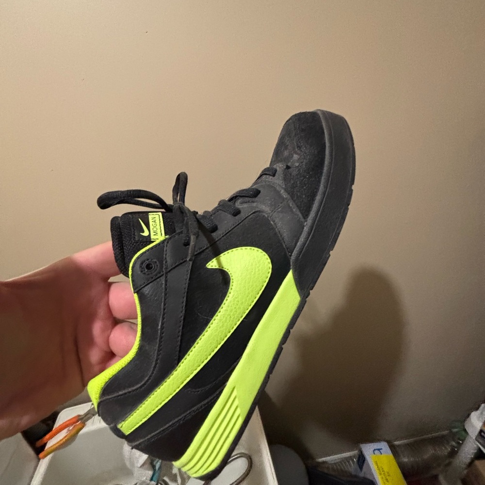 Nike shoes worn once